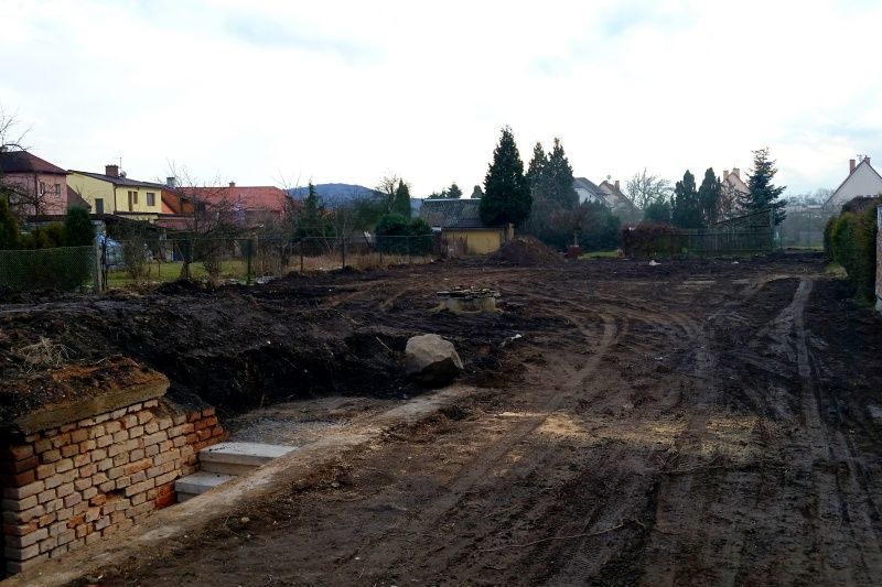 Pokračování demolice na zahradě.